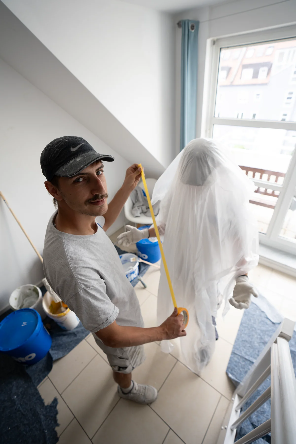 Malergeselle bei der Arbeit – Abkleben und Abdecken